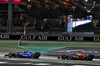 GP BAHRAIN, Carlos Sainz (ESP) Atlassian Williams Racing FW46 e Yuki Tsunoda (JPN) Red Bull Racing RB21 battle for position.

13.04.2025. Formula 1 World Championship, Rd 4, Bahrain Grand Prix, Sakhir, Bahrain, Gara Day.

- www.xpbimages.com, EMail: requests@xpbimages.com © Copyright: Batchelor / XPB Images