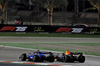 GP BAHRAIN, Carlos Sainz (ESP) Atlassian Williams Racing FW46 e Yuki Tsunoda (JPN) Red Bull Racing RB21 battle for position.

13.04.2025. Formula 1 World Championship, Rd 4, Bahrain Grand Prix, Sakhir, Bahrain, Gara Day.

- www.xpbimages.com, EMail: requests@xpbimages.com © Copyright: Batchelor / XPB Images