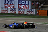 GP BAHRAIN, Carlos Sainz (ESP) Atlassian Williams Racing FW46 e Yuki Tsunoda (JPN) Red Bull Racing RB21 battle for position - debris.

13.04.2025. Formula 1 World Championship, Rd 4, Bahrain Grand Prix, Sakhir, Bahrain, Gara Day.

- www.xpbimages.com, EMail: requests@xpbimages.com © Copyright: Batchelor / XPB Images