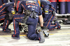 GP BAHRAIN, Red Bull Racing meccanici in the pits.

13.04.2025. Formula 1 World Championship, Rd 4, Bahrain Grand Prix, Sakhir, Bahrain, Gara Day.

- www.xpbimages.com, EMail: requests@xpbimages.com © Copyright: Bearne / XPB Images