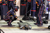 GP BAHRAIN, Red Bull Racing meccanici in the pits.

13.04.2025. Formula 1 World Championship, Rd 4, Bahrain Grand Prix, Sakhir, Bahrain, Gara Day.

- www.xpbimages.com, EMail: requests@xpbimages.com © Copyright: Bearne / XPB Images