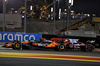 GP BAHRAIN, Lewis Hamilton (GBR) Ferrari SF-25 e Lando Norris (GBR) McLaren MCL39 battle for position.

13.04.2025. Formula 1 World Championship, Rd 4, Bahrain Grand Prix, Sakhir, Bahrain, Gara Day.

- www.xpbimages.com, EMail: requests@xpbimages.com © Copyright: Moy / XPB Images