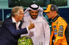 GP BAHRAIN, (L to R): Luca di Montezemolo (ITA) with Mohammed Bin Sulayem (UAE) FIA President e Lando Norris (GBR) McLaren in parc ferme.

13.04.2025. Formula 1 World Championship, Rd 4, Bahrain Grand Prix, Sakhir, Bahrain, Gara Day.

- www.xpbimages.com, EMail: requests@xpbimages.com © Copyright: Batchelor / XPB Images