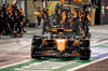 GP BAHRAIN, Oscar Piastri (AUS) McLaren MCL39 makes a pit stop.

13.04.2025. Formula 1 World Championship, Rd 4, Bahrain Grand Prix, Sakhir, Bahrain, Gara Day.

- www.xpbimages.com, EMail: requests@xpbimages.com © Copyright: Bearne / XPB Images