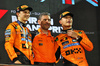 GP BAHRAIN, The podium (L to R): Oscar Piastri (AUS) McLaren, vincitore; Andrea Stella (ITA) McLaren Team Principal; Lando Norris (GBR) McLaren, third.

13.04.2025. Formula 1 World Championship, Rd 4, Bahrain Grand Prix, Sakhir, Bahrain, Gara Day.

- www.xpbimages.com, EMail: requests@xpbimages.com © Copyright: Batchelor / XPB Images