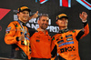 GP BAHRAIN, The podium (L to R): Oscar Piastri (AUS) McLaren, vincitore; Andrea Stella (ITA) McLaren Team Principal; Lando Norris (GBR) McLaren, third.

13.04.2025. Formula 1 World Championship, Rd 4, Bahrain Grand Prix, Sakhir, Bahrain, Gara Day.

- www.xpbimages.com, EMail: requests@xpbimages.com © Copyright: Batchelor / XPB Images