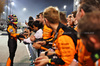 GP BAHRAIN, Gara winner Oscar Piastri (AUS) McLaren celebrates with the team in parc ferme.

13.04.2025. Formula 1 World Championship, Rd 4, Bahrain Grand Prix, Sakhir, Bahrain, Gara Day.

- www.xpbimages.com, EMail: requests@xpbimages.com © Copyright: Batchelor / XPB Images