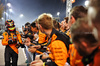 GP BAHRAIN, Gara winner Oscar Piastri (AUS) McLaren celebrates with the team in parc ferme.

13.04.2025. Formula 1 World Championship, Rd 4, Bahrain Grand Prix, Sakhir, Bahrain, Gara Day.

- www.xpbimages.com, EMail: requests@xpbimages.com © Copyright: Batchelor / XPB Images