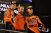 GP BAHRAIN, The podium (L to R): Oscar Piastri (AUS) McLaren, vincitore; Andrea Stella (ITA) McLaren Team Principal; Lando Norris (GBR) McLaren, third.

13.04.2025. Formula 1 World Championship, Rd 4, Bahrain Grand Prix, Sakhir, Bahrain, Gara Day.

- www.xpbimages.com, EMail: requests@xpbimages.com © Copyright: Moy / XPB Images