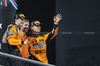 GP BAHRAIN, Oscar Piastri (AUS), Andrea Stella (ITA) McLaren Team Principal e Lando Norris (GBR), McLaren F1 Team 
13.04.2025. Formula 1 World Championship, Rd 4, Bahrain Grand Prix, Sakhir, Bahrain, Gara Day.
- www.xpbimages.com, EMail: requests@xpbimages.com © Copyright: Charniaux / XPB Images