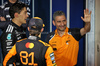 GP BAHRAIN, (L to R): George Russell (GBR) Mercedes AMG F1 with Oscar Piastri (AUS) McLaren e Andrea Stella (ITA) McLaren Team Principal in parc ferme.

13.04.2025. Formula 1 World Championship, Rd 4, Bahrain Grand Prix, Sakhir, Bahrain, Gara Day.

- www.xpbimages.com, EMail: requests@xpbimages.com © Copyright: Bearne / XPB Images