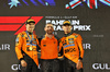 GP BAHRAIN, The podium (L to R): Oscar Piastri (AUS) McLaren, vincitore; Andrea Stella (ITA) McLaren Team Principal; Lando Norris (GBR) McLaren, third.

13.04.2025. Formula 1 World Championship, Rd 4, Bahrain Grand Prix, Sakhir, Bahrain, Gara Day.

- www.xpbimages.com, EMail: requests@xpbimages.com © Copyright: Bearne / XPB Images
