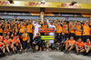 GP BAHRAIN, Gara winner Oscar Piastri (AUS) McLaren e third placed Lando Norris (GBR) McLaren celebrate with Sheikh Mohammed bin Essa Al Khalifa (BRN) CEO of the Bahrain Economic Development Board e McLaren Shareholder e the team.

13.04.2025. Formula 1 World Championship, Rd 4, Bahrain Grand Prix, Sakhir, Bahrain, Gara Day.

- www.xpbimages.com, EMail: requests@xpbimages.com © Copyright: Moy / XPB Images