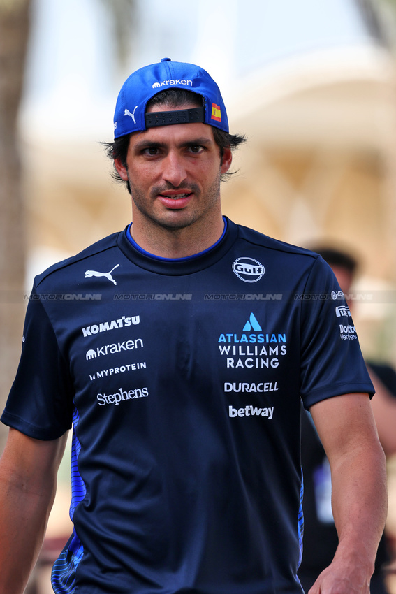 GP BAHRAIN, Carlos Sainz (ESP) Atlassian Williams Racing.

10.04.2025. Formula 1 World Championship, Rd 4, Bahrain Grand Prix, Sakhir, Bahrain, Preparation Day.

- www.xpbimages.com, EMail: requests@xpbimages.com © Copyright: Batchelor / XPB Images