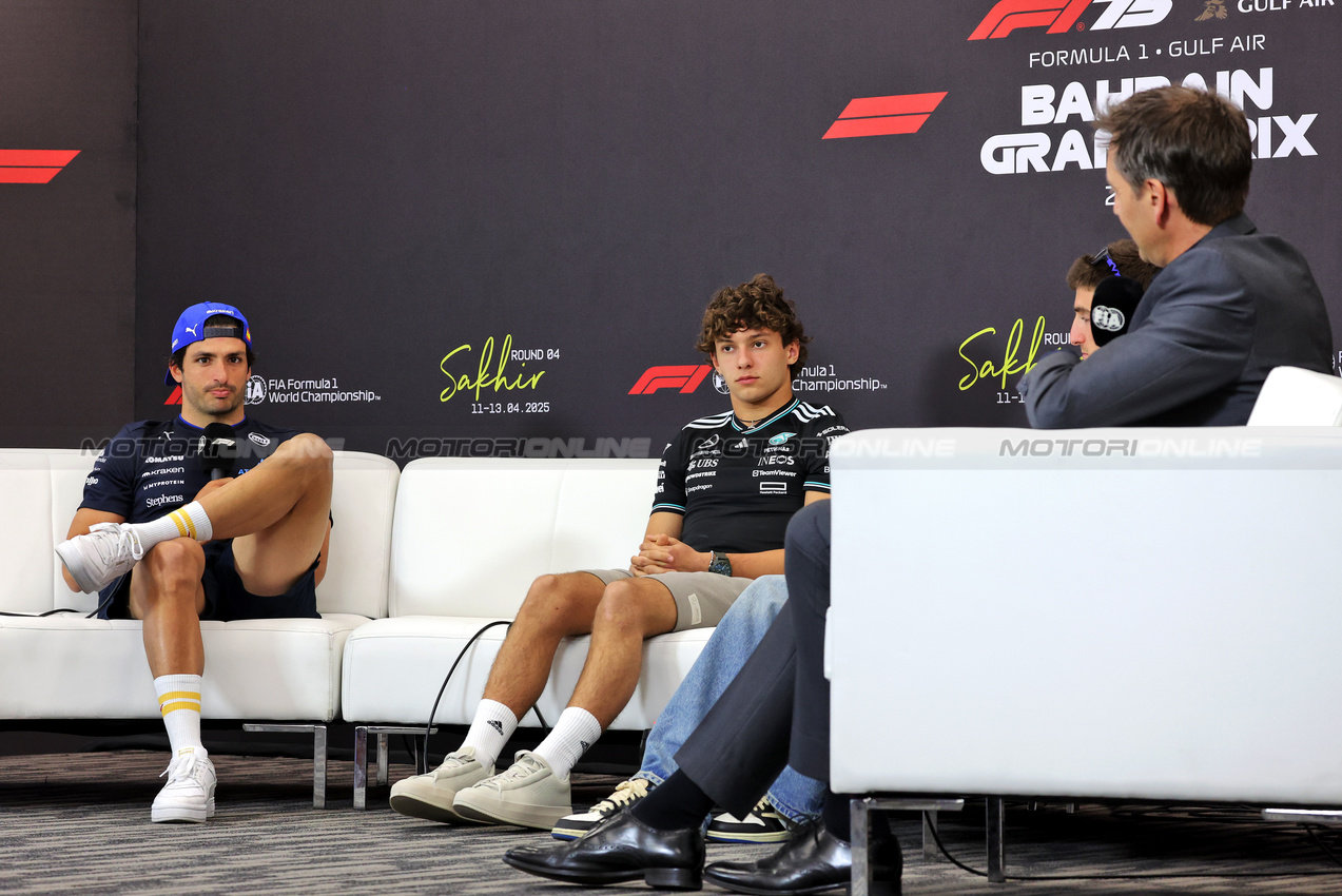 GP BAHRAIN, (L to R): Carlos Sainz (ESP) Atlassian Williams Racing; Andrea Kimi Antonelli (ITA) Mercedes AMG F1; e Jack Doohan (AUS) Alpine F1 Team, in the FIA Press Conference.

10.04.2025. Formula 1 World Championship, Rd 4, Bahrain Grand Prix, Sakhir, Bahrain, Preparation Day.

- www.xpbimages.com, EMail: requests@xpbimages.com © Copyright: Bearne / XPB Images