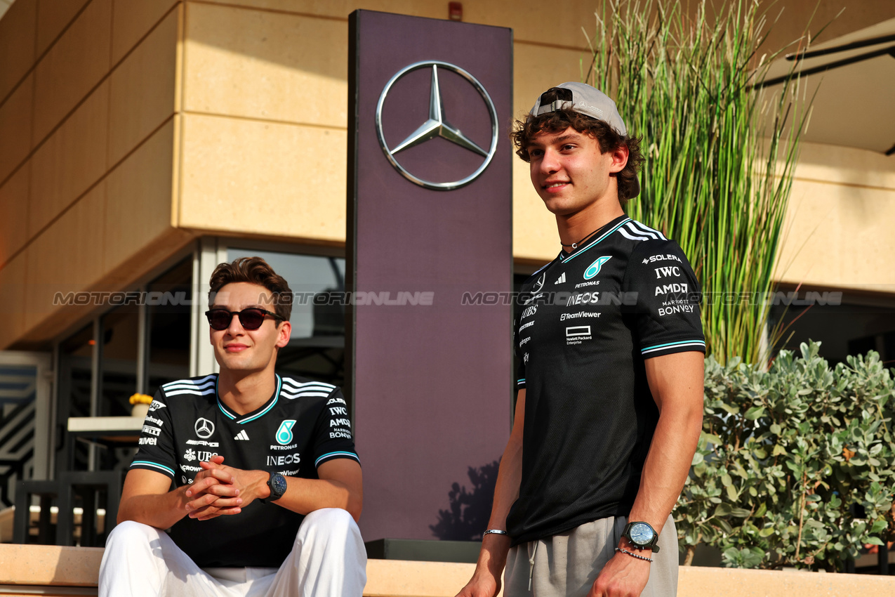 GP BAHRAIN, (L to R): George Russell (GBR) Mercedes AMG F1 with team mate Andrea Kimi Antonelli (ITA) Mercedes AMG F1.

10.04.2025. Formula 1 World Championship, Rd 4, Bahrain Grand Prix, Sakhir, Bahrain, Preparation Day.

- www.xpbimages.com, EMail: requests@xpbimages.com © Copyright: Moy / XPB Images