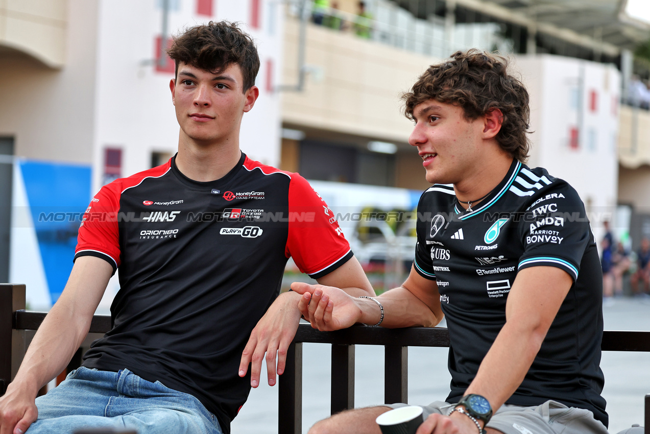 GP BAHRAIN, (L to R): Oliver Bearman (GBR) Haas F1 Team with Andrea Kimi Antonelli (ITA) Mercedes AMG F1.

10.04.2025. Formula 1 World Championship, Rd 4, Bahrain Grand Prix, Sakhir, Bahrain, Preparation Day.

- www.xpbimages.com, EMail: requests@xpbimages.com © Copyright: Moy / XPB Images
