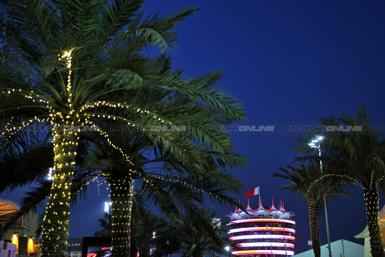 GP BAHRAIN, Paddock Atmosfera.

10.04.2025. Formula 1 World Championship, Rd 4, Bahrain Grand Prix, Sakhir, Bahrain, Preparation Day.

- www.xpbimages.com, EMail: requests@xpbimages.com © Copyright: Bearne / XPB Images