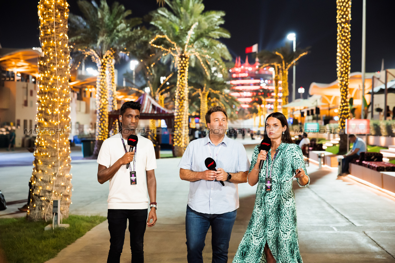 GP BAHRAIN, (L to R): Lawrence Barretto (GBR) Formula 1 Senior Writer Editor; Davide Valsecchi (ITA) F1 Presenter; Laura Winter (GBR) F1 Presenter.

10.04.2025. Formula 1 World Championship, Rd 4, Bahrain Grand Prix, Sakhir, Bahrain, Preparation Day.

- www.xpbimages.com, EMail: requests@xpbimages.com © Copyright: Bearne / XPB Images