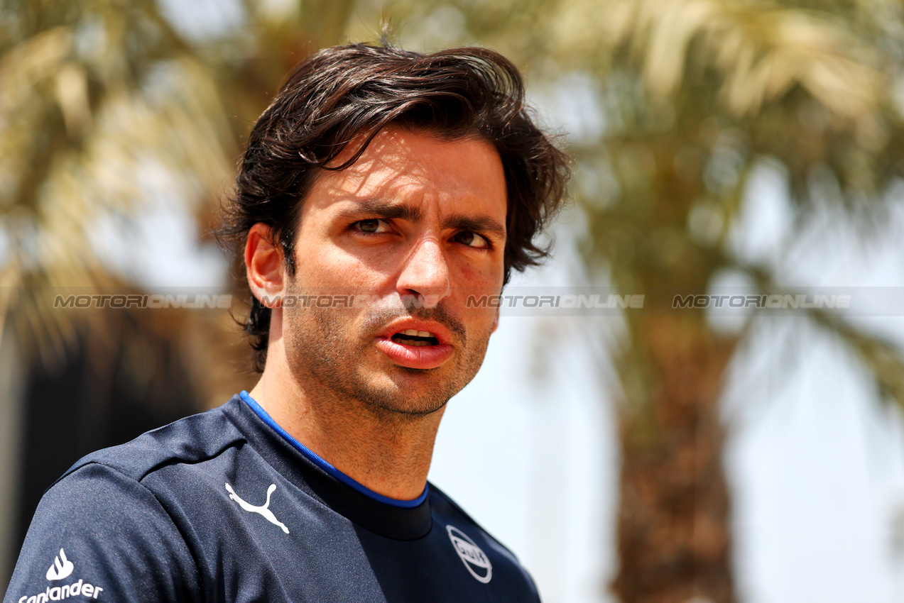 GP BAHRAIN, Carlos Sainz (ESP) Atlassian Williams Racing.

10.04.2025. Formula 1 World Championship, Rd 4, Bahrain Grand Prix, Sakhir, Bahrain, Preparation Day.

- www.xpbimages.com, EMail: requests@xpbimages.com © Copyright: Batchelor / XPB Images