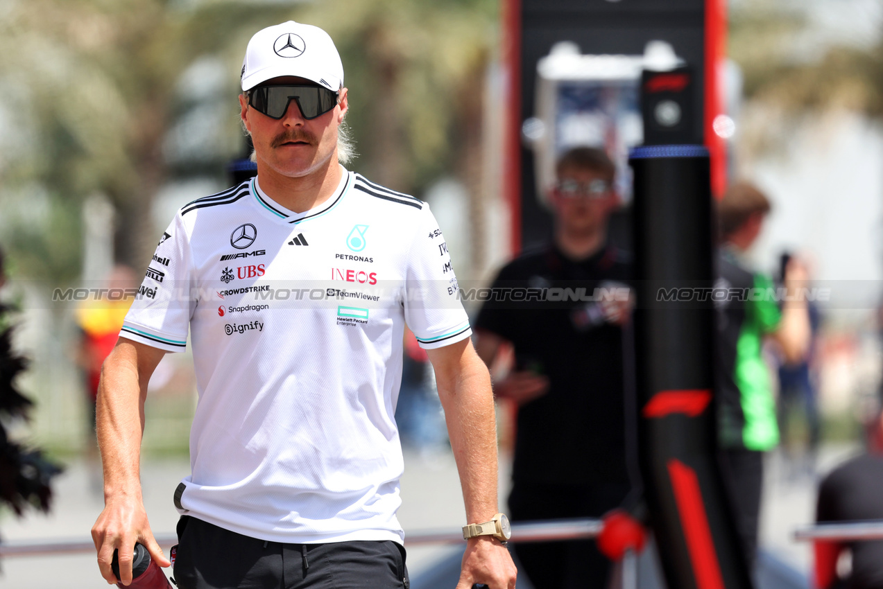 GP BAHRAIN, Valtteri Bottas (FIN) Mercedes AMG F1 Reserve Driver.

10.04.2025. Formula 1 World Championship, Rd 4, Bahrain Grand Prix, Sakhir, Bahrain, Preparation Day.

- www.xpbimages.com, EMail: requests@xpbimages.com © Copyright: Bearne / XPB Images
