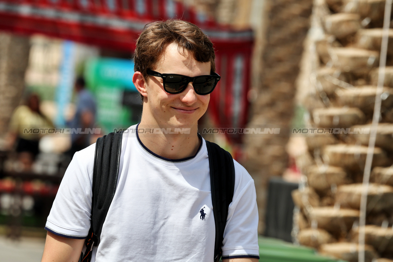 GP BAHRAIN, Oscar Piastri (AUS) McLaren.

10.04.2025. Formula 1 World Championship, Rd 4, Bahrain Grand Prix, Sakhir, Bahrain, Preparation Day.

- www.xpbimages.com, EMail: requests@xpbimages.com © Copyright: Moy / XPB Images