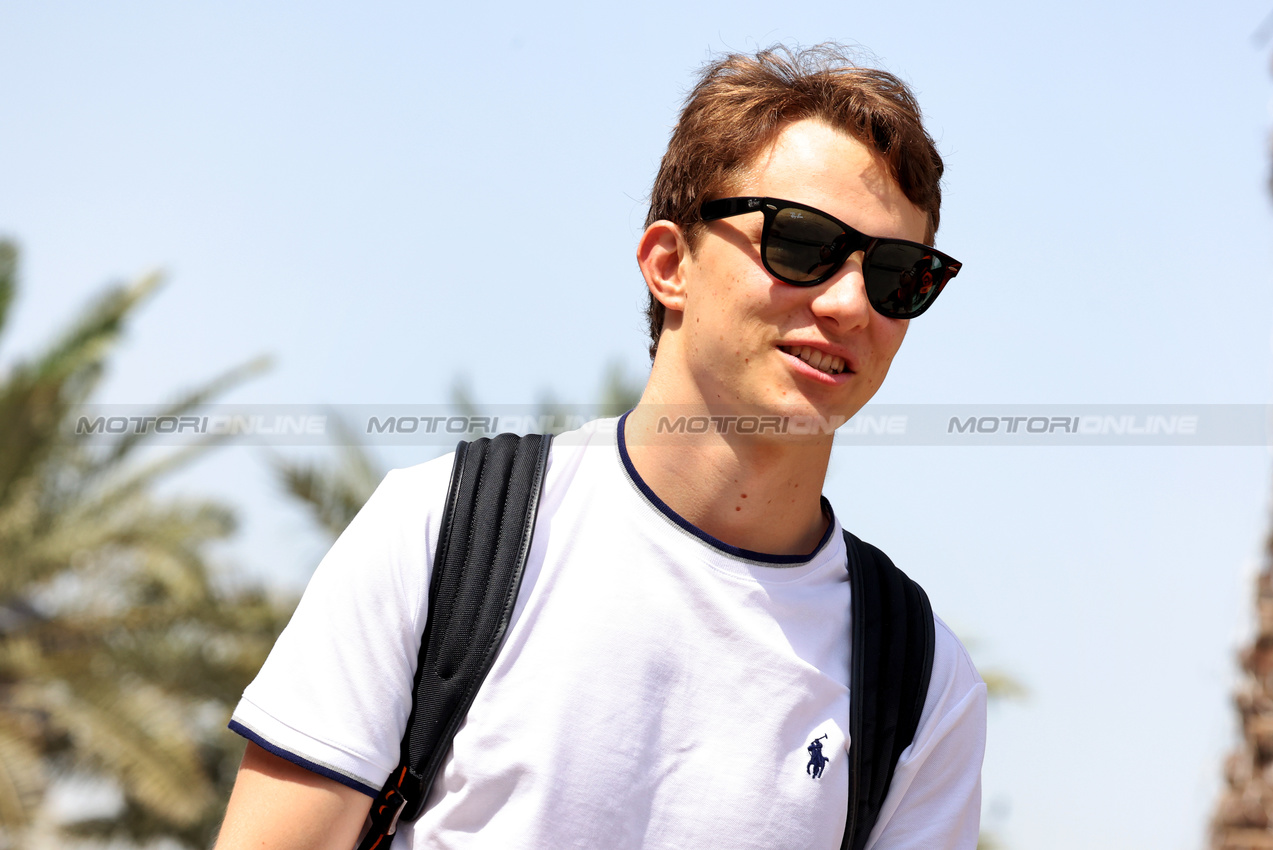 GP BAHRAIN, Oscar Piastri (AUS) McLaren.

10.04.2025. Formula 1 World Championship, Rd 4, Bahrain Grand Prix, Sakhir, Bahrain, Preparation Day.

- www.xpbimages.com, EMail: requests@xpbimages.com © Copyright: Bearne / XPB Images