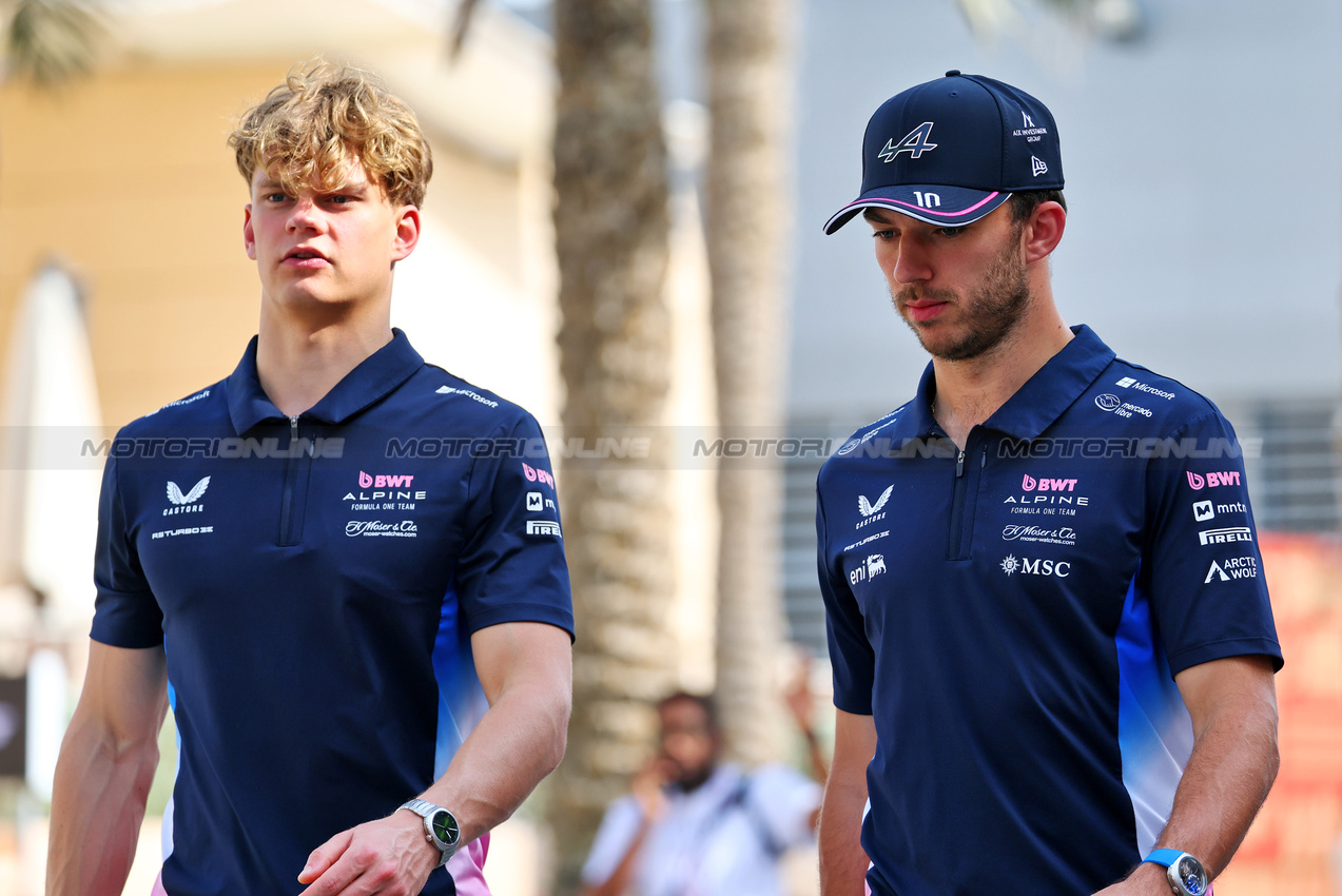 GP BAHRAIN, (L to R): Paul Aron (EST) Alpine F1 Team Reserve Driver with Pierre Gasly (FRA) Alpine F1 Team.

10.04.2025. Formula 1 World Championship, Rd 4, Bahrain Grand Prix, Sakhir, Bahrain, Preparation Day.

- www.xpbimages.com, EMail: requests@xpbimages.com © Copyright: Batchelor / XPB Images