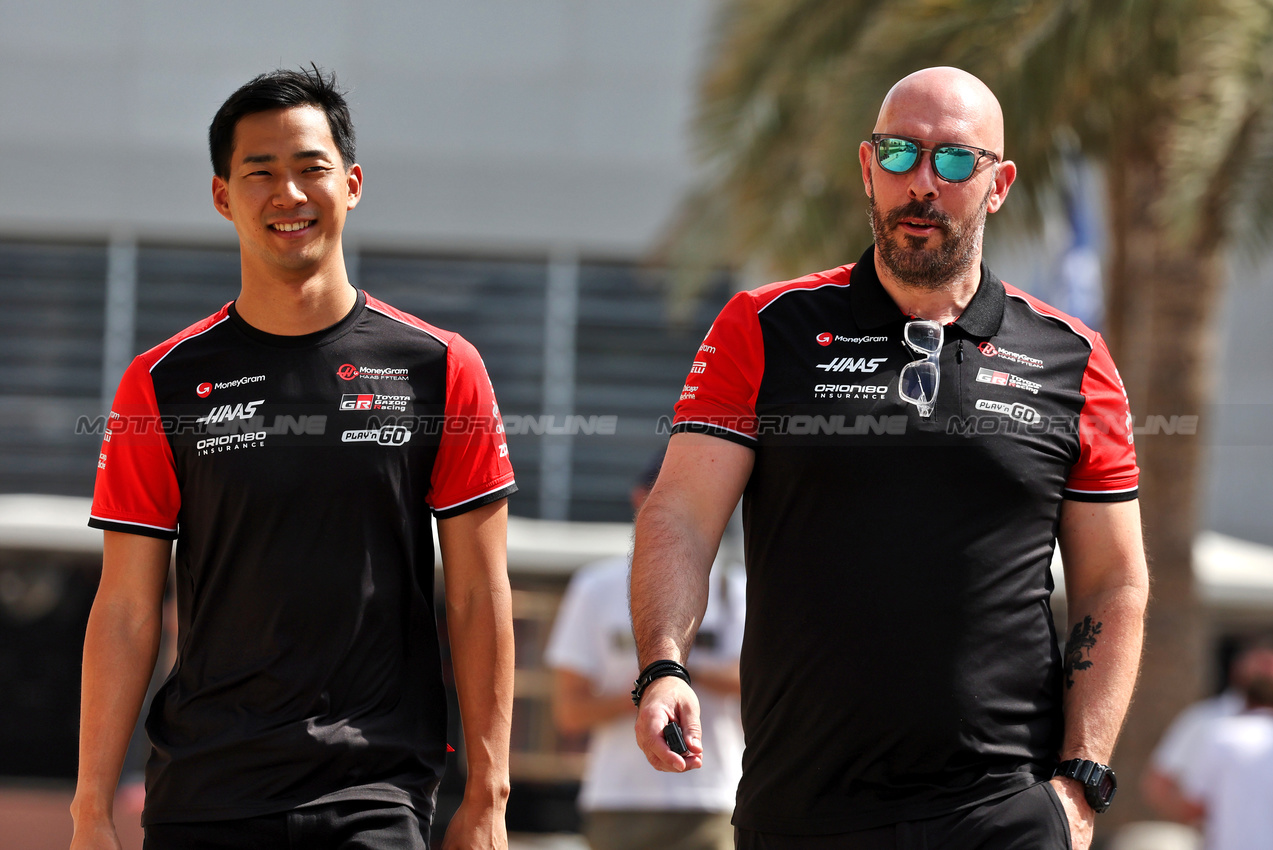 GP BAHRAIN, (L to R): Ryo Hirakawa (JPN) Haas F1 Team Reserve Driver with Stuart Morrison (GBR) Haas F1 Team Head of Communications.

10.04.2025. Formula 1 World Championship, Rd 4, Bahrain Grand Prix, Sakhir, Bahrain, Preparation Day.

- www.xpbimages.com, EMail: requests@xpbimages.com © Copyright: Moy / XPB Images