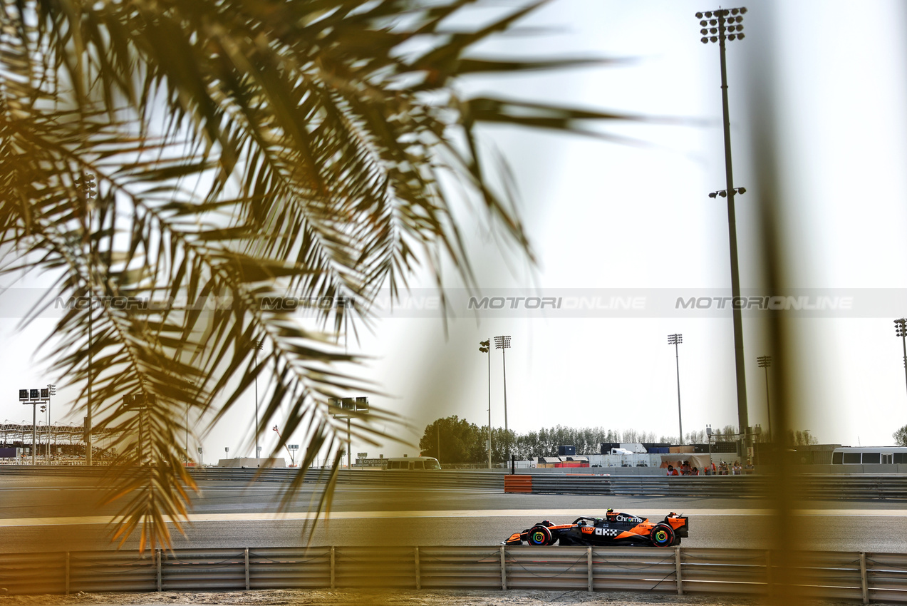 GP BAHRAIN, Lando Norris (GBR) McLaren MCL39.

12.04.2025. Formula 1 World Championship, Rd 4, Bahrain Grand Prix, Sakhir, Bahrain, Qualifiche Day.

- www.xpbimages.com, EMail: requests@xpbimages.com © Copyright: Charniaux / XPB Images