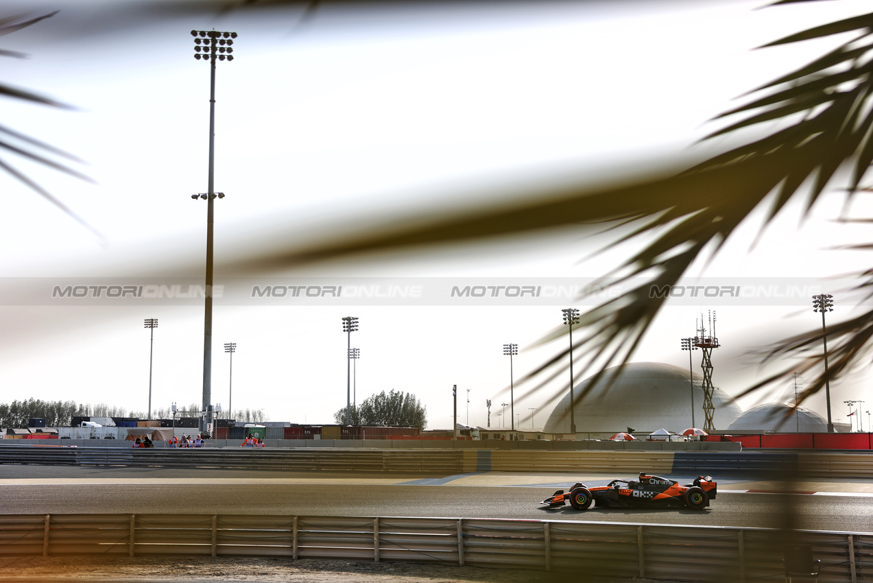 GP BAHRAIN, Oscar Piastri (AUS) McLaren MCL39.

12.04.2025. Formula 1 World Championship, Rd 4, Bahrain Grand Prix, Sakhir, Bahrain, Qualifiche Day.

- www.xpbimages.com, EMail: requests@xpbimages.com © Copyright: Charniaux / XPB Images