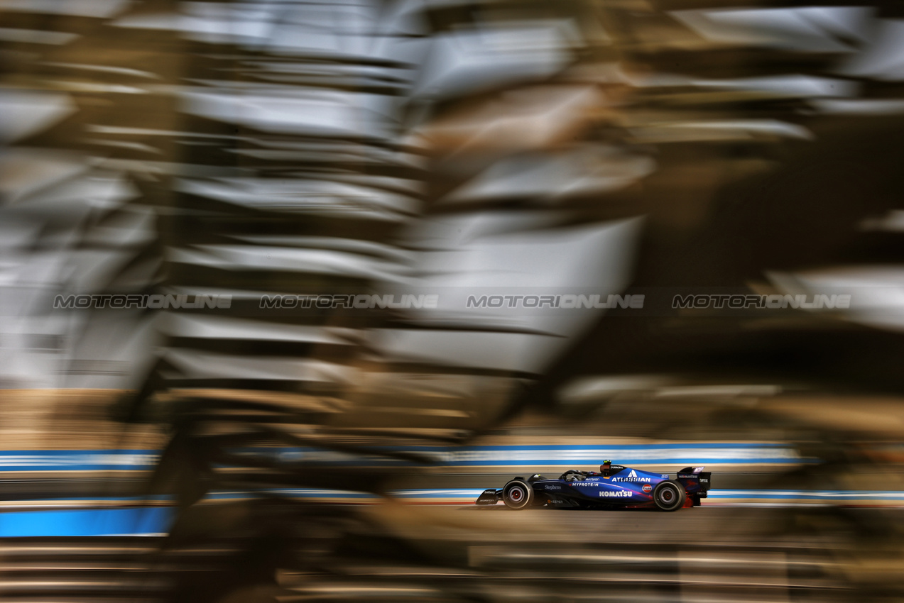 GP BAHRAIN, Carlos Sainz (ESP) Atlassian Williams Racing FW46.

12.04.2025. Formula 1 World Championship, Rd 4, Bahrain Grand Prix, Sakhir, Bahrain, Qualifiche Day.

- www.xpbimages.com, EMail: requests@xpbimages.com © Copyright: Charniaux / XPB Images
