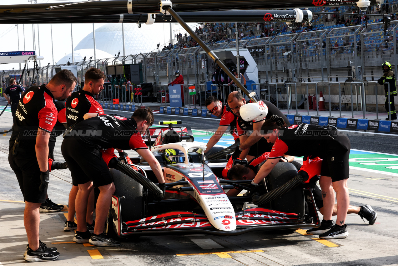 GP BAHRAIN, Oliver Bearman (GBR) Haas VF-25 in the pits.

12.04.2025. Formula 1 World Championship, Rd 4, Bahrain Grand Prix, Sakhir, Bahrain, Qualifiche Day.

- www.xpbimages.com, EMail: requests@xpbimages.com © Copyright: Batchelor / XPB Images