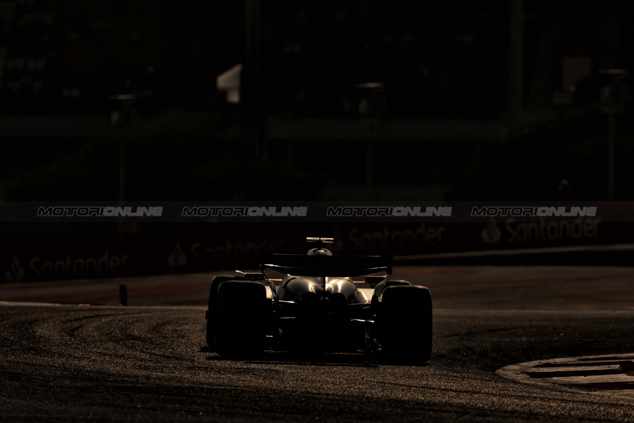 GP BAHRAIN, Carlos Sainz (ESP) Atlassian Williams Racing FW46.

12.04.2025. Formula 1 World Championship, Rd 4, Bahrain Grand Prix, Sakhir, Bahrain, Qualifiche Day.

- www.xpbimages.com, EMail: requests@xpbimages.com © Copyright: Moy / XPB Images