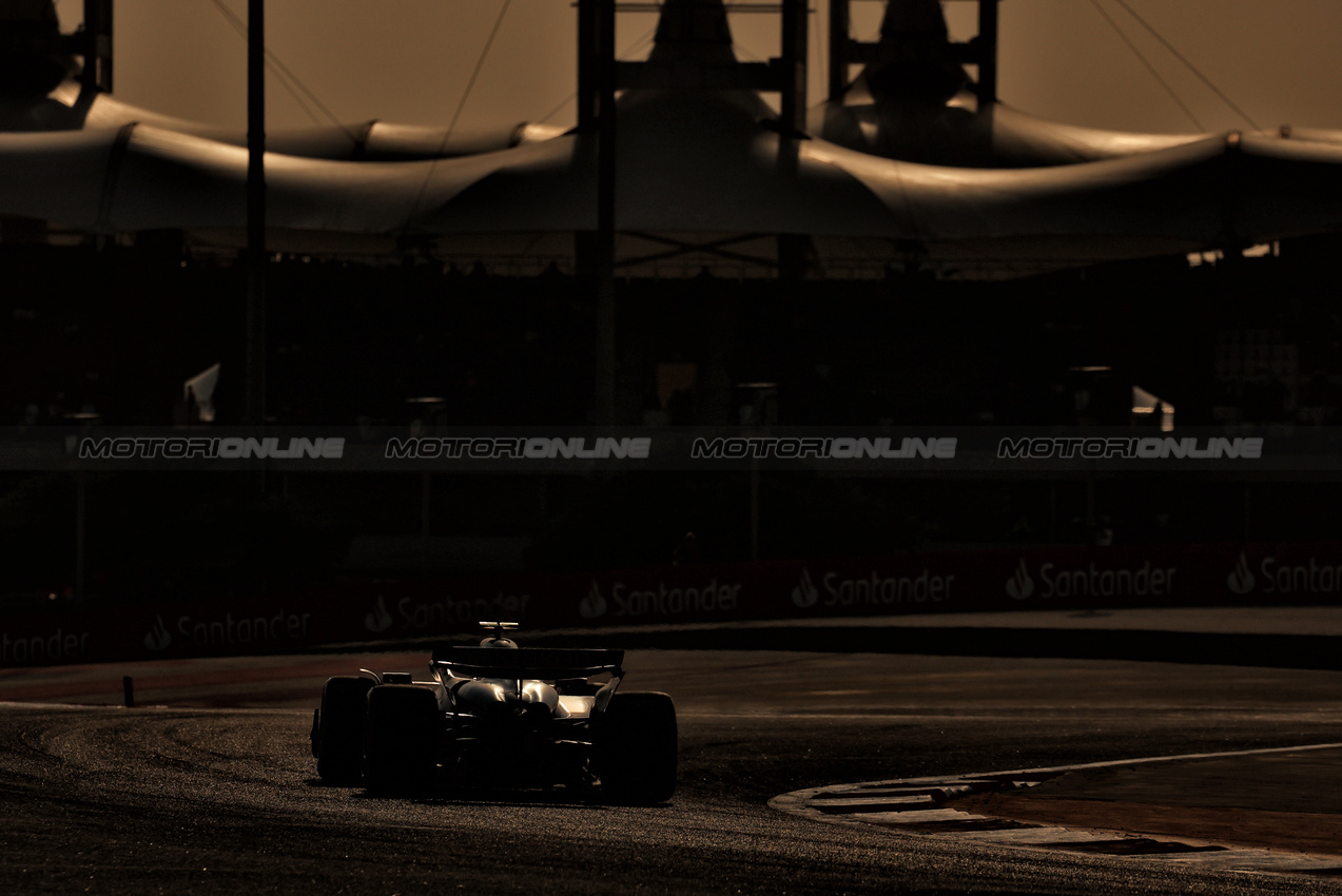 GP BAHRAIN, Carlos Sainz (ESP) Atlassian Williams Racing FW46.

12.04.2025. Formula 1 World Championship, Rd 4, Bahrain Grand Prix, Sakhir, Bahrain, Qualifiche Day.

- www.xpbimages.com, EMail: requests@xpbimages.com © Copyright: Moy / XPB Images