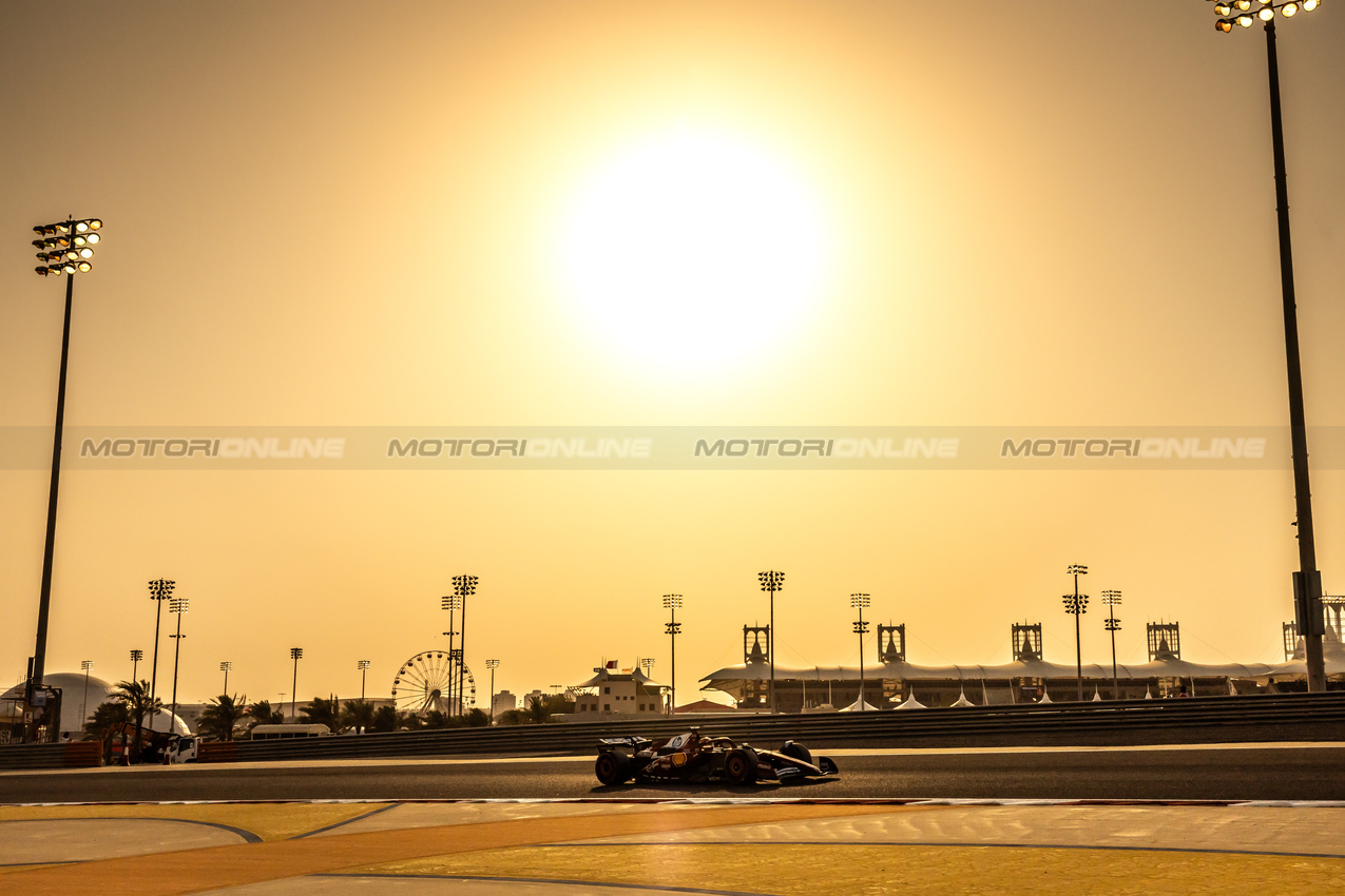 GP BAHRAIN, Lewis Hamilton (GBR) Ferrari SF-25.

12.04.2025. Formula 1 World Championship, Rd 4, Bahrain Grand Prix, Sakhir, Bahrain, Qualifiche Day.

- www.xpbimages.com, EMail: requests@xpbimages.com © Copyright: Bearne / XPB Images