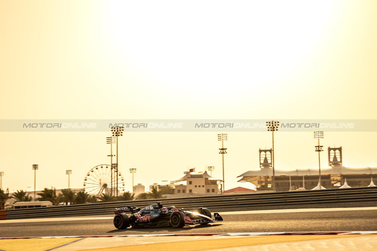 GP BAHRAIN, Pierre Gasly (FRA) Alpine F1 Team A525.

12.04.2025. Formula 1 World Championship, Rd 4, Bahrain Grand Prix, Sakhir, Bahrain, Qualifiche Day.

- www.xpbimages.com, EMail: requests@xpbimages.com © Copyright: Bearne / XPB Images