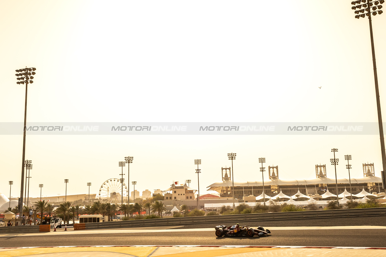 GP BAHRAIN, Lewis Hamilton (GBR) Ferrari SF-25.

12.04.2025. Formula 1 World Championship, Rd 4, Bahrain Grand Prix, Sakhir, Bahrain, Qualifiche Day.

- www.xpbimages.com, EMail: requests@xpbimages.com © Copyright: Bearne / XPB Images