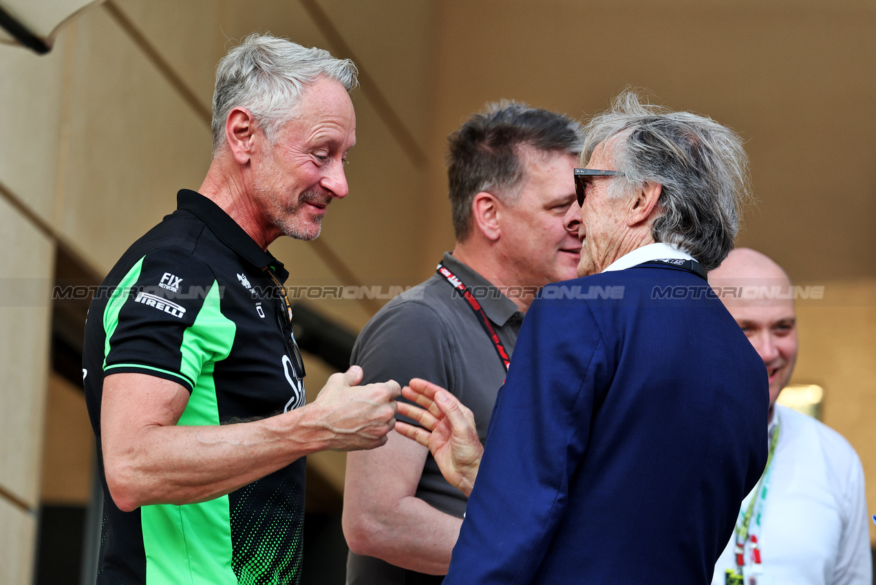 GP BAHRAIN, (L to R): Jonathan Wheatley (GBR) Sauber Team Principal with Luca di Montezemolo (ITA).

12.04.2025. Formula 1 World Championship, Rd 4, Bahrain Grand Prix, Sakhir, Bahrain, Qualifiche Day.

- www.xpbimages.com, EMail: requests@xpbimages.com © Copyright: Moy / XPB Images