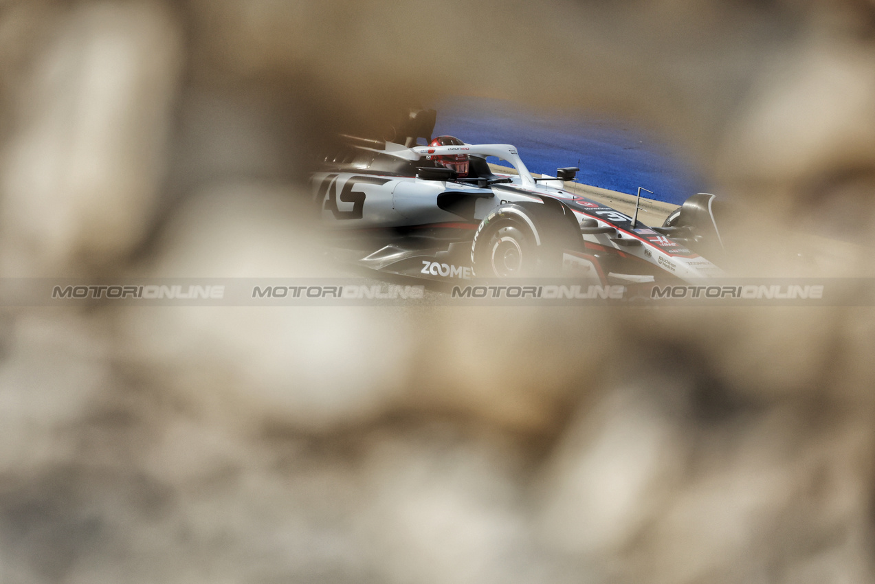 GP BAHRAIN, Esteban Ocon (FRA) Haas VF-25.

12.04.2025. Formula 1 World Championship, Rd 4, Bahrain Grand Prix, Sakhir, Bahrain, Qualifiche Day.

- www.xpbimages.com, EMail: requests@xpbimages.com © Copyright: Bearne / XPB Images
