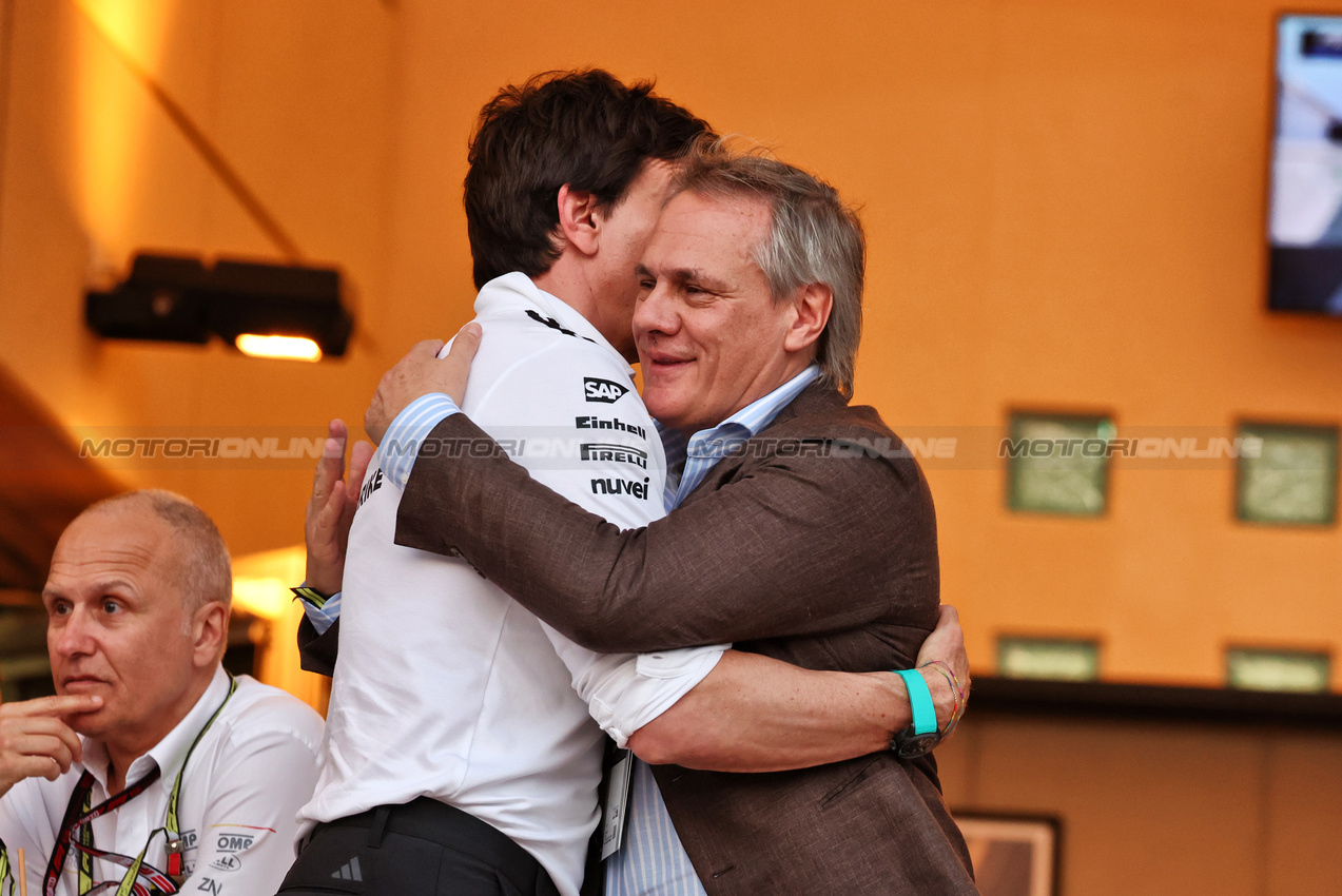 GP BAHRAIN, Toto Wolff (GER) Mercedes AMG F1 Shareholder e Executive Director (Left).

12.04.2025. Formula 1 World Championship, Rd 4, Bahrain Grand Prix, Sakhir, Bahrain, Qualifiche Day.

- www.xpbimages.com, EMail: requests@xpbimages.com © Copyright: Moy / XPB Images