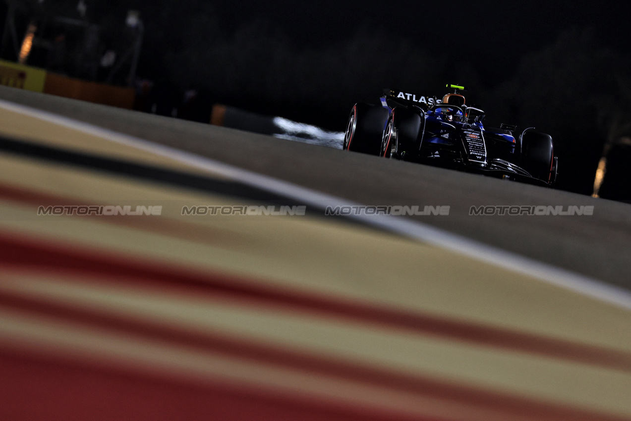GP BAHRAIN, Carlos Sainz (ESP) Atlassian Williams Racing FW46.

12.04.2025. Formula 1 World Championship, Rd 4, Bahrain Grand Prix, Sakhir, Bahrain, Qualifiche Day.

- www.xpbimages.com, EMail: requests@xpbimages.com © Copyright: Charniaux / XPB Images