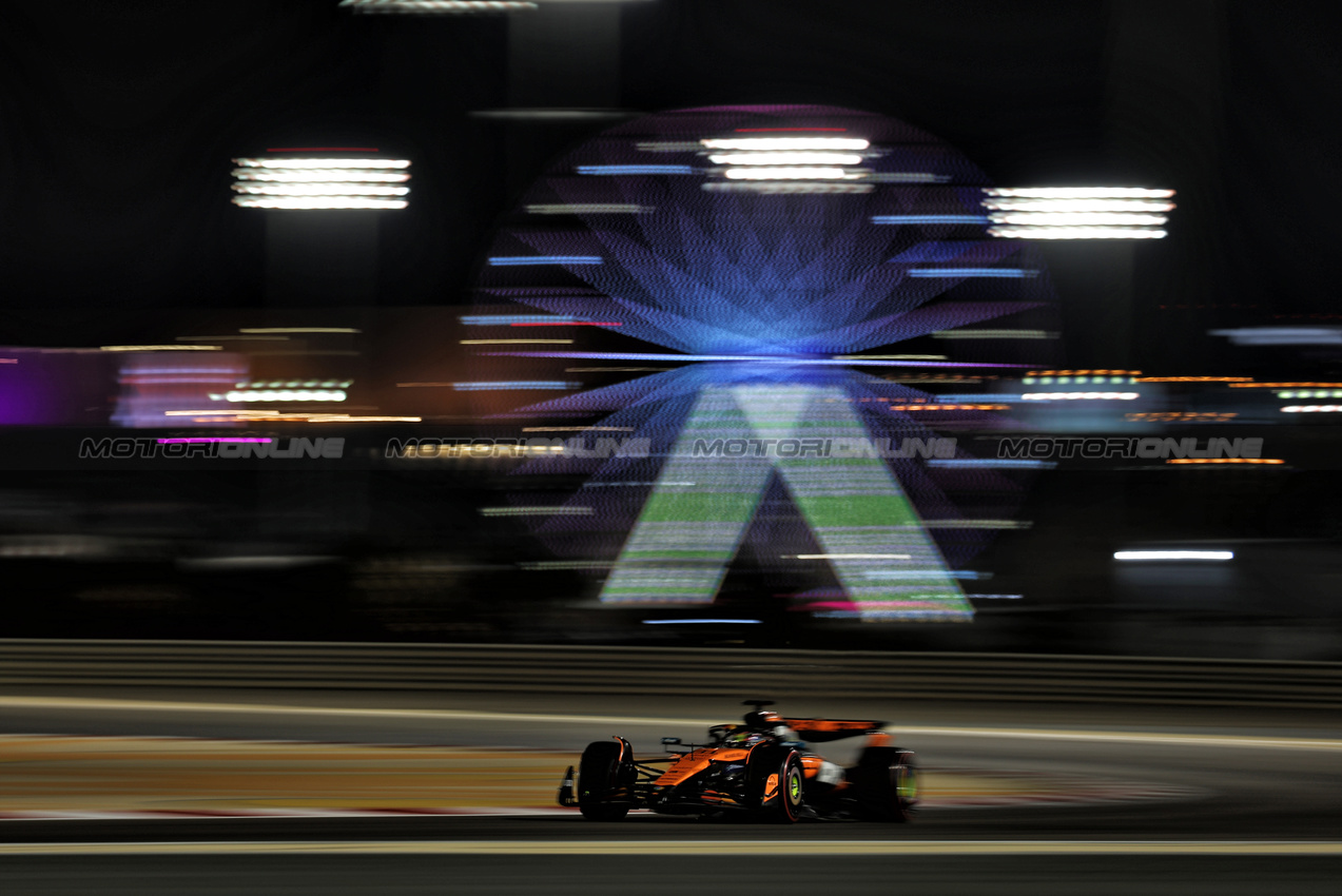 GP BAHRAIN, Oscar Piastri (AUS) McLaren MCL39.

12.04.2025. Formula 1 World Championship, Rd 4, Bahrain Grand Prix, Sakhir, Bahrain, Qualifiche Day.

- www.xpbimages.com, EMail: requests@xpbimages.com © Copyright: Moy / XPB Images