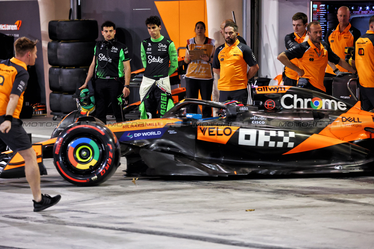 GP BAHRAIN, Gabriel Bortoleto (BRA) Sauber watches Oscar Piastri (AUS) McLaren MCL39 leave the pits.

12.04.2025. Formula 1 World Championship, Rd 4, Bahrain Grand Prix, Sakhir, Bahrain, Qualifiche Day.

- www.xpbimages.com, EMail: requests@xpbimages.com © Copyright: Moy / XPB Images