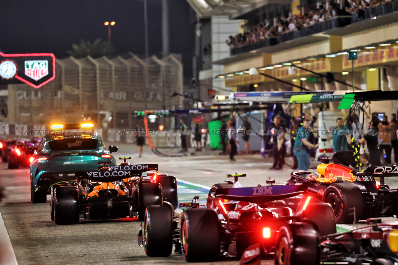 GP BAHRAIN, The Aston Martin FIA Medical Car heads down the pit lane, followed by Lando Norris (GBR) McLaren MCL39 e Oscar Piastri (AUS) McLaren MCL39.

12.04.2025. Formula 1 World Championship, Rd 4, Bahrain Grand Prix, Sakhir, Bahrain, Qualifiche Day.

- www.xpbimages.com, EMail: requests@xpbimages.com © Copyright: Batchelor / XPB Images