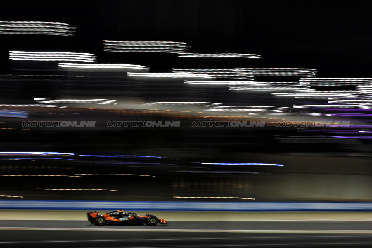 GP BAHRAIN, Oscar Piastri (AUS) McLaren MCL39.

12.04.2025. Formula 1 World Championship, Rd 4, Bahrain Grand Prix, Sakhir, Bahrain, Qualifiche Day.

- www.xpbimages.com, EMail: requests@xpbimages.com © Copyright: Charniaux / XPB Images