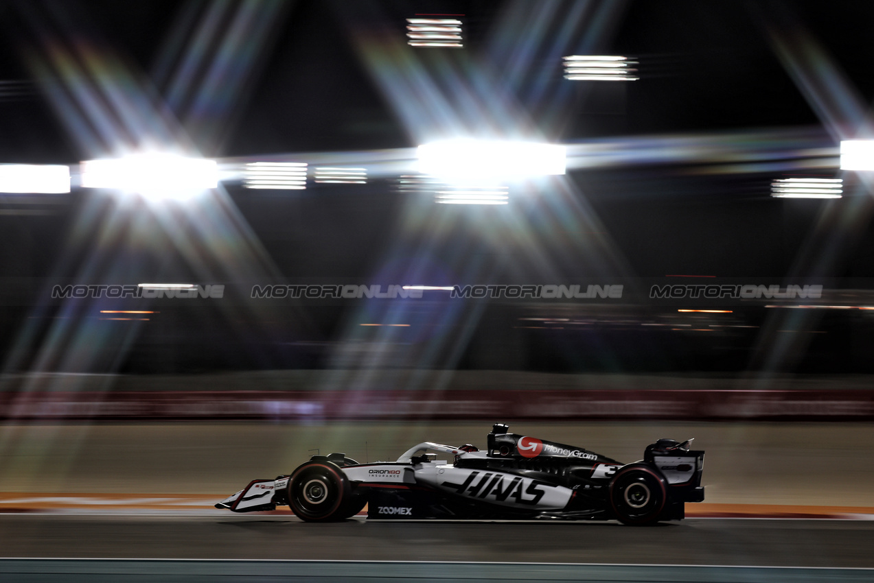 GP BAHRAIN, Esteban Ocon (FRA) Haas VF-25.

12.04.2025. Formula 1 World Championship, Rd 4, Bahrain Grand Prix, Sakhir, Bahrain, Qualifiche Day.

- www.xpbimages.com, EMail: requests@xpbimages.com © Copyright: Moy / XPB Images