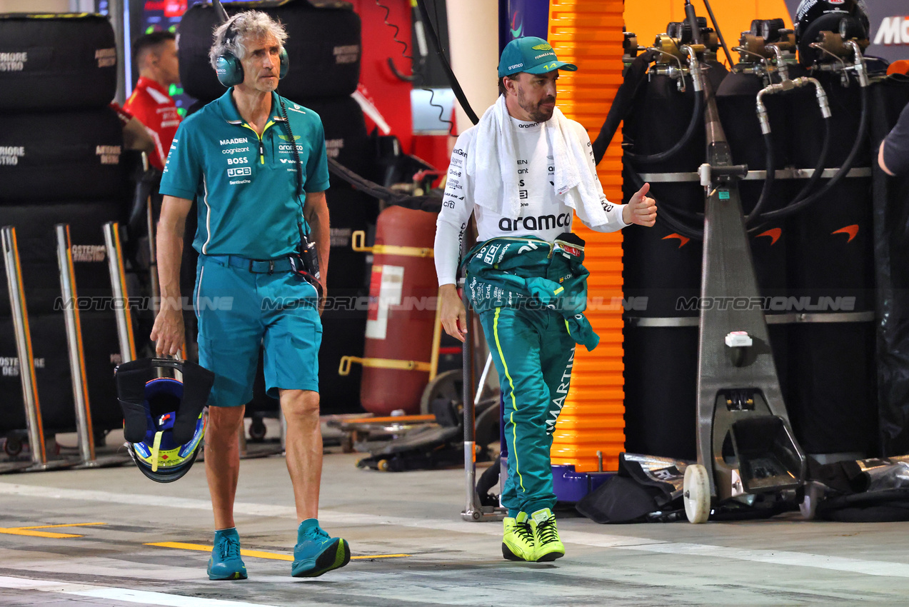 GP BAHRAIN, Fernando Alonso (ESP) Aston Martin F1 Team with Edoardo Bendinelli (ITA) Aston Martin F1 Team Personal Trainer.

12.04.2025. Formula 1 World Championship, Rd 4, Bahrain Grand Prix, Sakhir, Bahrain, Qualifiche Day.

- www.xpbimages.com, EMail: requests@xpbimages.com © Copyright: Batchelor / XPB Images