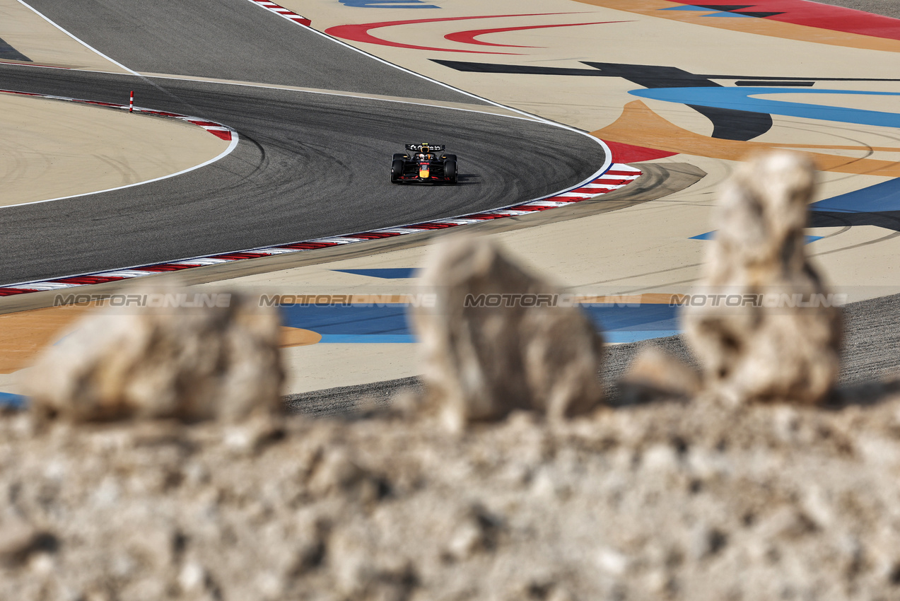 GP BAHRAIN, Yuki Tsunoda (JPN) Red Bull Racing RB21.

12.04.2025. Formula 1 World Championship, Rd 4, Bahrain Grand Prix, Sakhir, Bahrain, Qualifiche Day.

- www.xpbimages.com, EMail: requests@xpbimages.com © Copyright: Moy / XPB Images