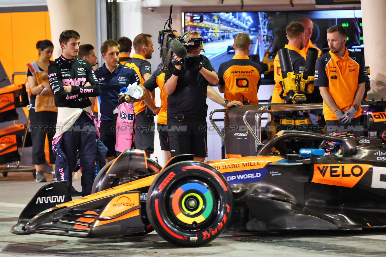 GP BAHRAIN, Jack Doohan (AUS) Alpine F1 Team watches Oscar Piastri (AUS) McLaren MCL39 leave the pits.

12.04.2025. Formula 1 World Championship, Rd 4, Bahrain Grand Prix, Sakhir, Bahrain, Qualifiche Day.

- www.xpbimages.com, EMail: requests@xpbimages.com © Copyright: Batchelor / XPB Images
